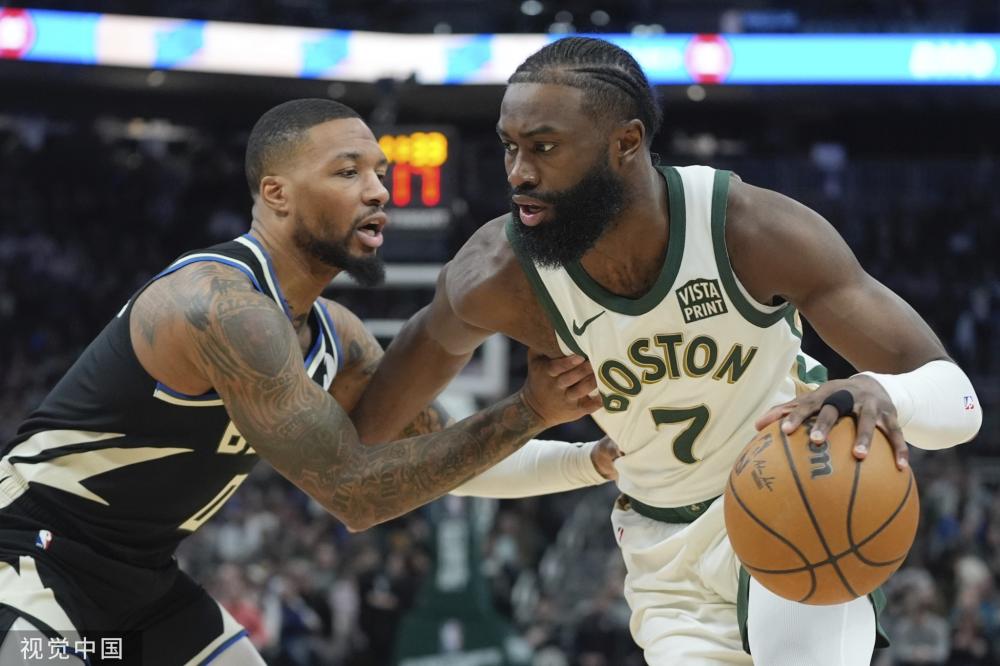 员们纷纷展 员们纷纷展